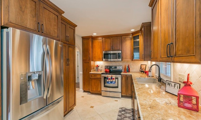 Merry Oaks House | Cozy 3 Bed /2 Bath with large yard /deck