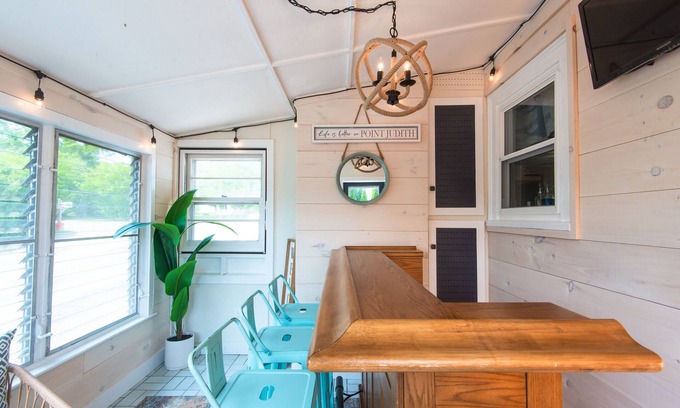 Narragansett Cottage | Cozy 3 bed cottage minutes away from beach & fun!
