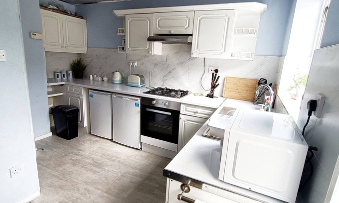 Huddersfield House | Cozy 3-Bed Family Home with Free Parking