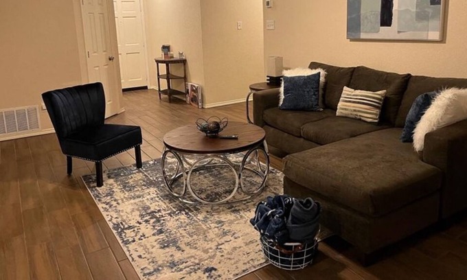 John T White House | Cozy 3 bed Home with Yard - Centrally Located - Minutes to Stadium