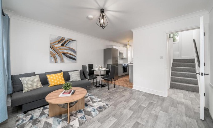 Rochester East Ward House | COZY 3 Bed House With Garden & Parking in Rochester, Kent Mins to Train Station, WiFi