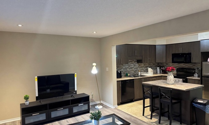 Grand River South House | Cozy 3 Bedroom 2.5 bathroom house