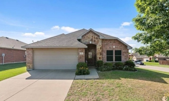 Fate House | Cozy 3-bedroom 2 Bath Bungalow with free parking.