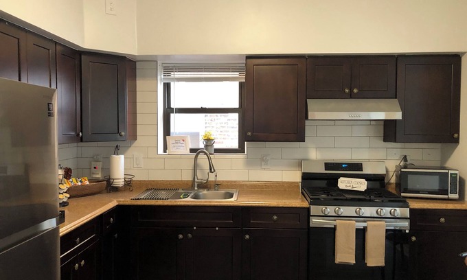 Irving Park Apartment | Cozy 3-bedroom apartment in beautiful Old Irving Park, Chicago with AC, WiFi