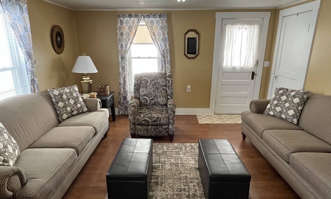 Campbellsville Cottage | Cozy 3-bedroom cottage encased by expansive country pastures!