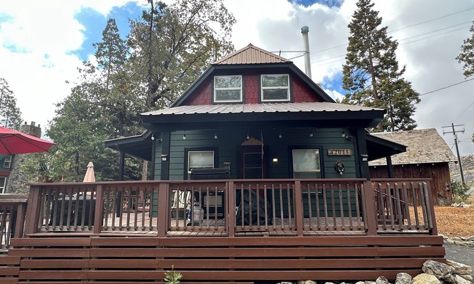 West Village Cabin | Cozy 3-bedroom cabin walking distance to Shaver Lake Village