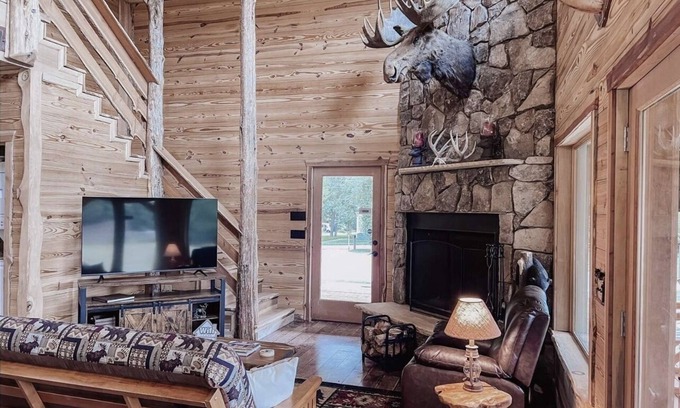 Covington Cabin | Cozy 3 Bedroom Cabin with Fireplace