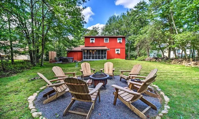 Long Pond Cabin | Cozy 3-bedroom cabin in enchanting Long Pond with Hottub, WiFi