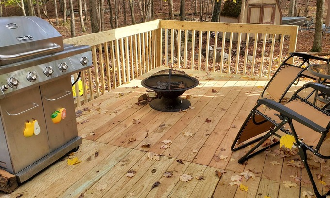 Bushkill Ski Chalet | Cozy 3-bedroom chalet in charming Bushkill with WiFi, Ski, nature, mountain