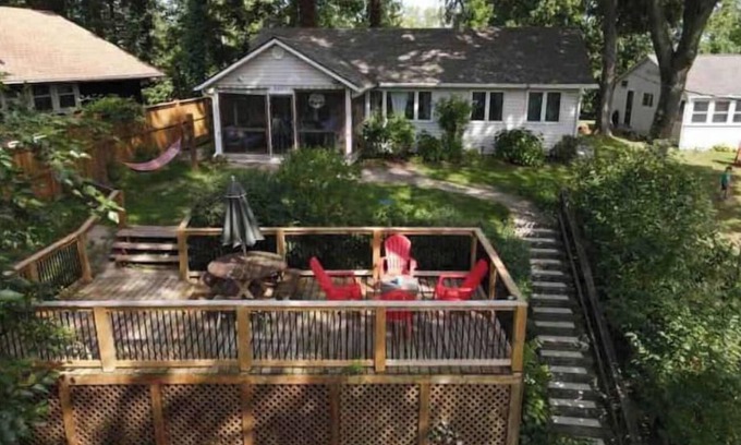 Port Colborne Cottage | Cozy 3 bedroom cottage steps from private beach