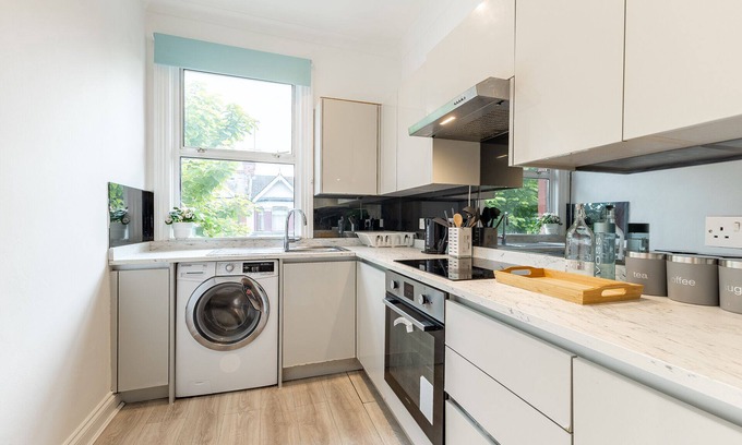 Mapesbury Apartment | Cozy 3-bedroom Flat in Willesden Green London