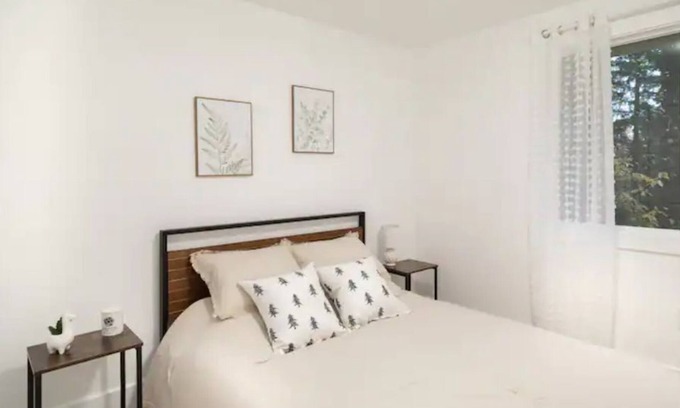 Venersborg House | Cozy 3- Bedroom home with 5 person Hottub.