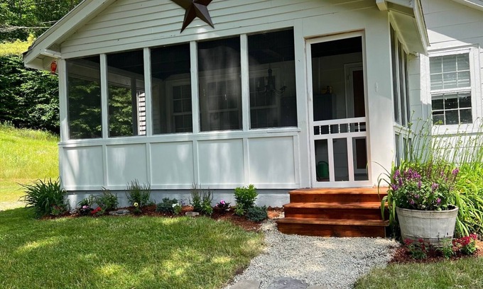Sandgate House | Cozy 3 bedroom house on 16 quiet acres, Mtn views, Close to Manchester