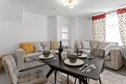 Walsall Apartment | Cozy 3 BedRoom House Walsall