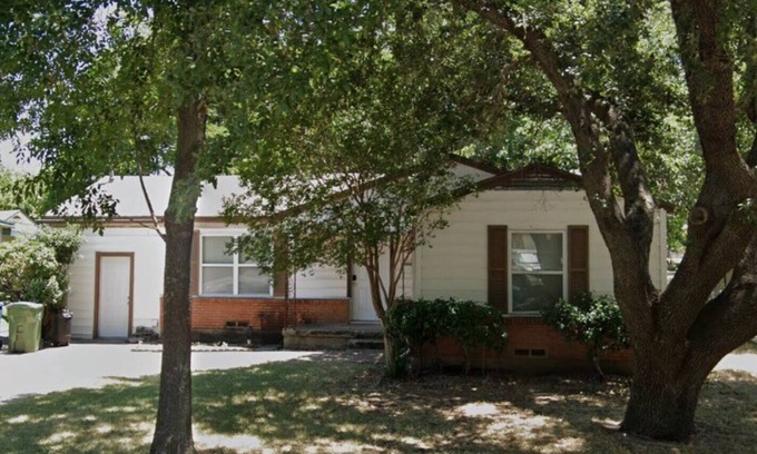 Lewisville House | Cozy 3 bedroom in PRIME location!