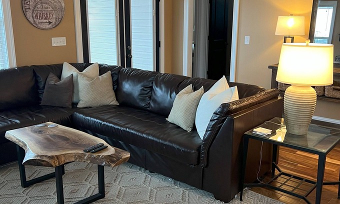 Lake Oconee House | Cozy 3-bedroom Lake house with fiber Wifi, Boathouse & Dock on Lake Sinclair