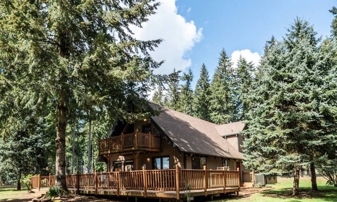 La Center Cabin | Cozy 3 bedroom lodge with hot tub on 3.5 acres