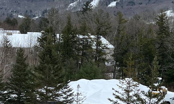 Lincoln Ski Chalet | Cozy 3-bedroom new construction condo in Lincoln minutes from Loon Mountain.