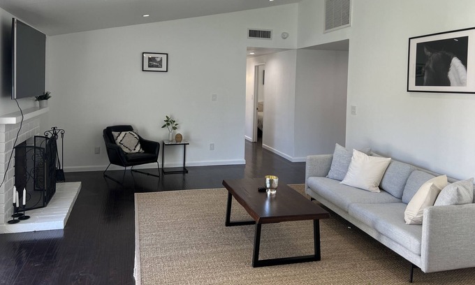 Warner Center House | Cozy 3 bedroom residential home in Woodland Hills!