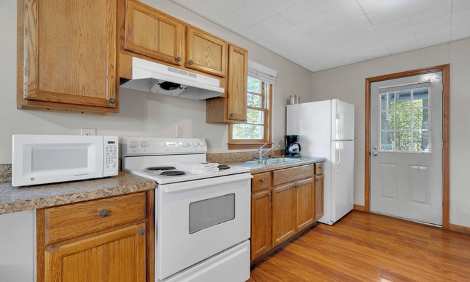 Jamestown Cabin | Cozy 3-Bedroom Rustic Cabin 1/2 Mile from Marina and Boat Ramp! #416
