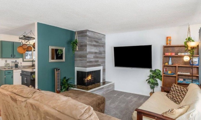 Russian Jack Park House | Cozy 3 bedroom unit with hottub near JBER/Umed/Downtown