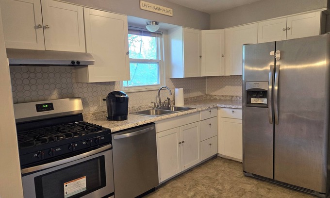 Maryland Heights House | Cozy 3-bedroom house with WiFi and AC in enjoyable Maryland Heights