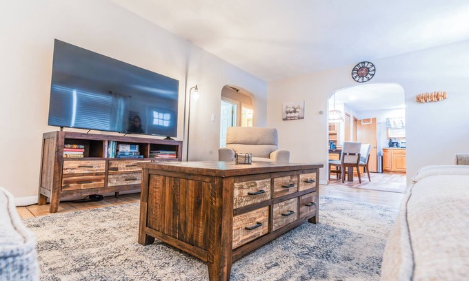 Warren South House | Cozy 3-BR bungalow w/private backyard, playground, basement game room, & views