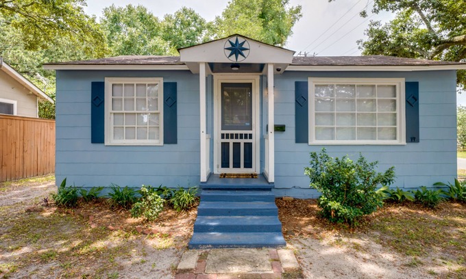 Gulfport Cottage | Cozy ‘3 Oaks Cottage’ in Gulfport: Close to Beach!