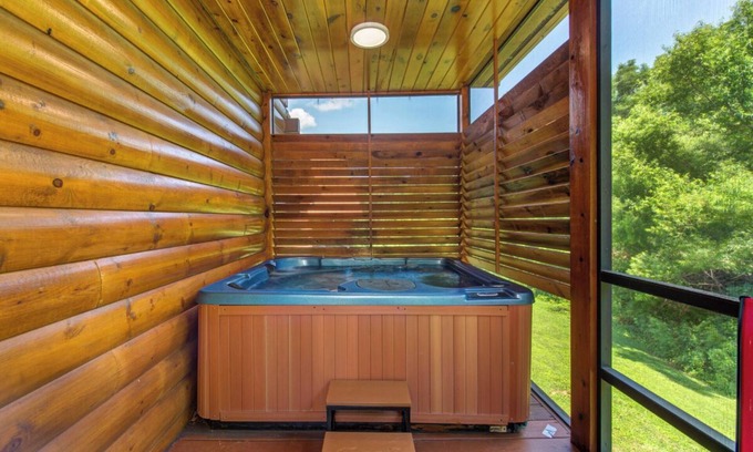 White Oak Lodge Cabin | Cozy 3BD Cabin w/Hot Tub + Pool Access! Near TOWN