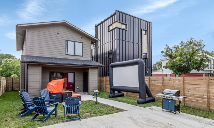 Detroit House | Cozy 3BD - Central Location w/BBQ & Movie Yard