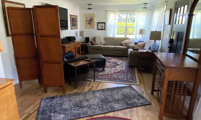 Minnehaha House | Cozy 3BD Steps to Outdoor Wellness Spa
