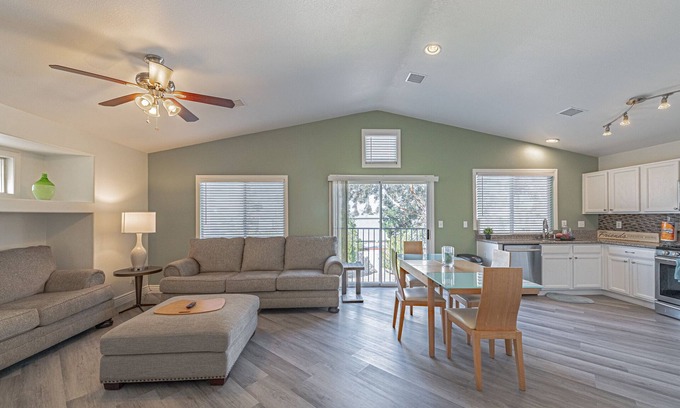 Silverado Ranch House | COZY 3BDR ,PET FRIENDLY!. CLOSE TO STRIP , AIRPORT & DINING! 5* LOCATION!