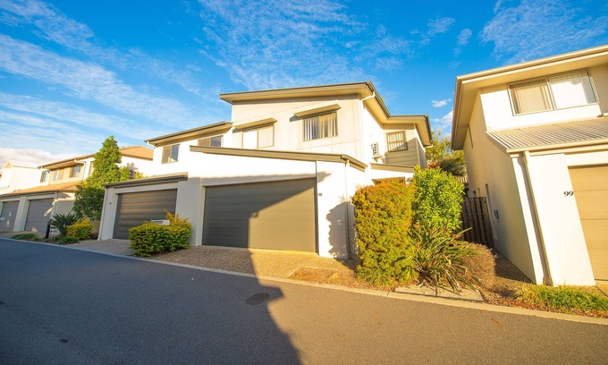 Richlands House | Cozy 3bdr Townhouse - Train Station, Garage, NBN