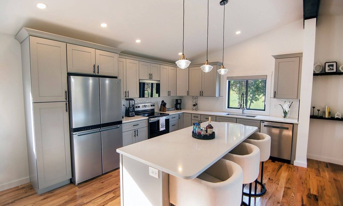 Alexander House | Cozy 3Bds 2Bths house w Fireplace 20 min to AVL