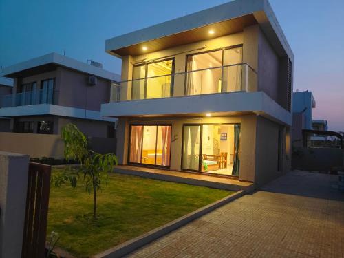 Karjat House | Cozy 3BHK Villa with a Private Lawn - Karjat