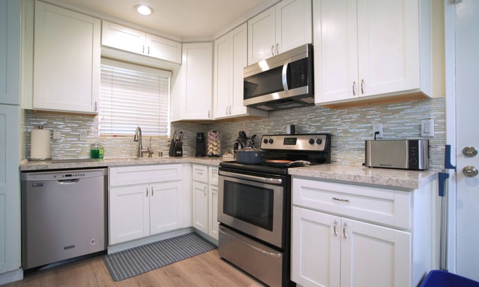 Edenvale House | Cozy 3BR: AC & Great Location