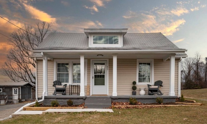 Peakland House | Cozy 3BR Home | *Central* | Smart TVs | Free WiFi