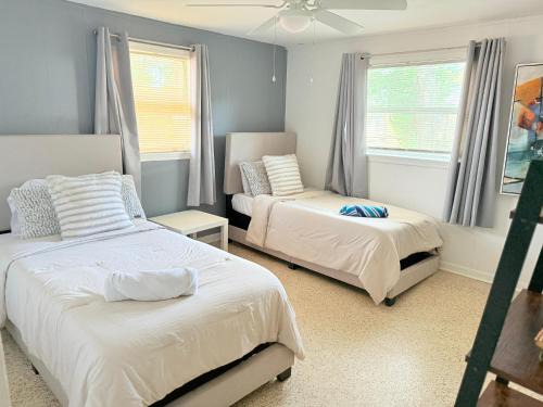 Westside House | Cozy 3BR Home Downtown with Backyard Wi-Fi Parking