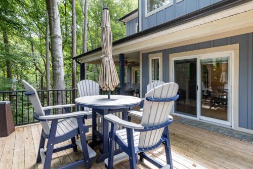 Mayhew House | Cozy 3BR Home - Peaceful Lake Cove Views
