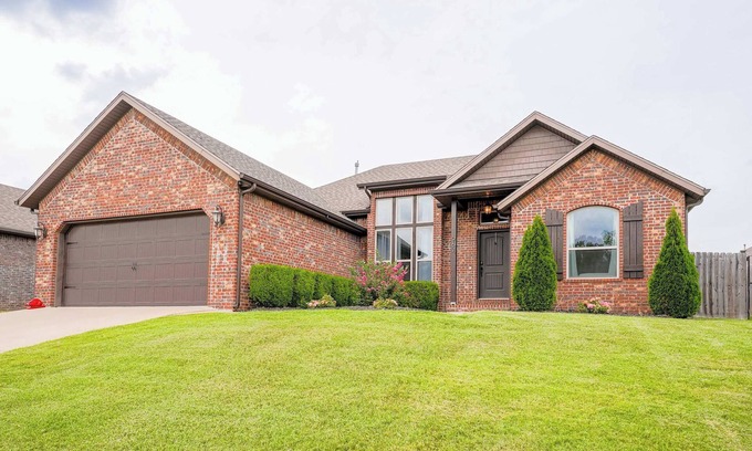 Cave Springs House | Cozy 3BR Near XNA Backyard & EV Charger