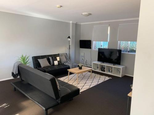 Liverpool House | Cozy 3BR Townhouse in Liverpool CBD with parking