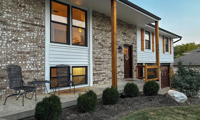 Grandview House | Cozy 3BR w/Pool, Fire Pit, Near KC Stadiums & Fun