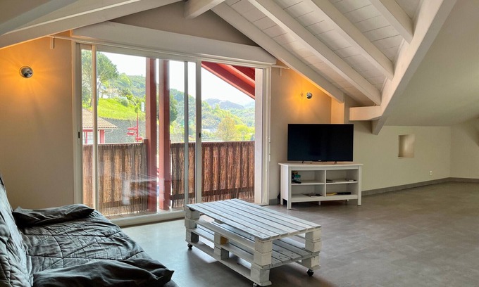 Urrugne Apartment | Cozy 3rd-Floor T3 Next to Border - Modern, Spacious, Close to Shops & Beach