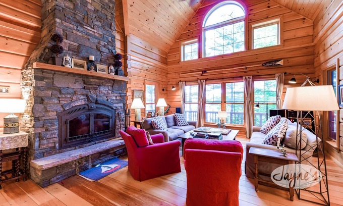 Gravenhurst Cottage | Cozy 4 bed 2 bath cottage on Pine Lake with 1 bed Bunkie! W Exposure! Hot Tub!