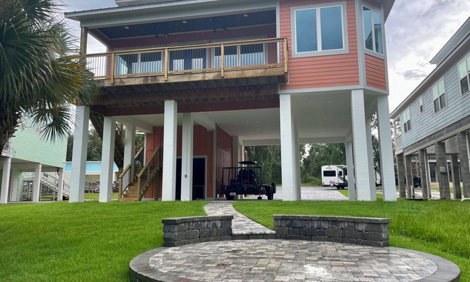 Steinhatchee House | Cozy 4 bedroom 3.5 bath waterfront home with boat dock and slip.
