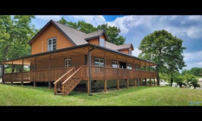 Flat Rock Cabin | Cozy 4-bedroom cabin with WiFi, AC in brilliant Flat Rock
