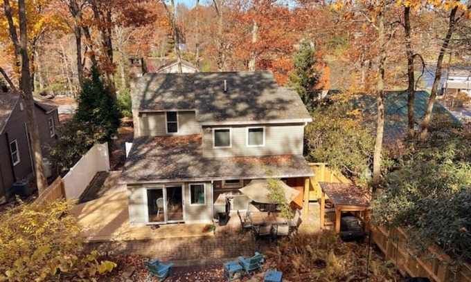 Lake Harmony Cottage | Cozy 4-bedroom cottage with WiFi and AC in gorgeous Lake Harmony