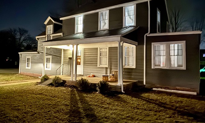 Toledo House | Cozy 4 Bedroom Residential Home With indoor fireplace and lots of parking