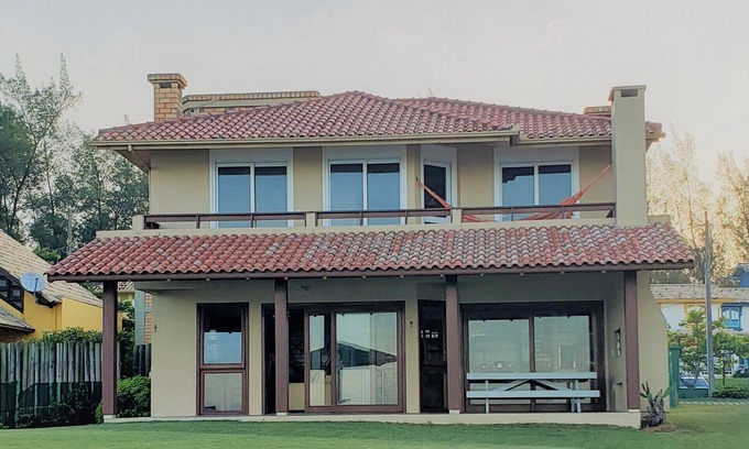 Morrinhos House | Cozy 4 bedroom townhouse on the beach