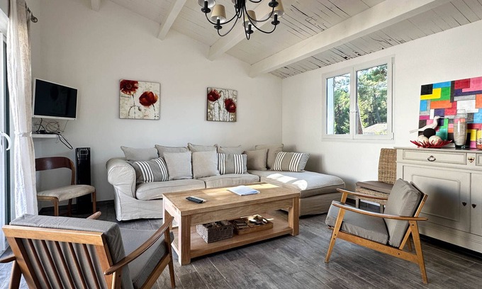 La Palmyre House | Cozy 4-Room Villa in La Palmyre, Close to Beach & Amenities, Sleeps 6